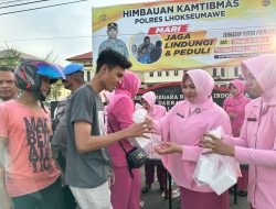 Bhayangkari Cabang Lhokseumawe Berbagi Takjil Kepada Pengguna Jalan