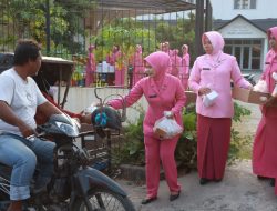 Jelang Buka Puasa, Bhayangkari Lhokseumawe  Bagikan Ratusan Takjil