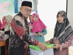 Ibu hamil dan Anak beresiko Stunting di kampung KB Remele  menerima bantuan dari BAAS