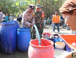 Polri Salurkan Bantuan Air Bersih Atasi Kekeringan di Grobogan