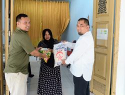 Pj Bupati Aceh  Besar Serahkan Bantuan Sembako Kepada Pengrajin