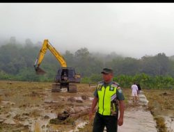 Anggota Koramil Di Pidie, Bantu Warga Perbaiki Tanggul Banjir.