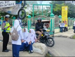 Jam Pulang Sekolah, Polantas Lhokseumawe Beri Pelayanan kepada Siswa