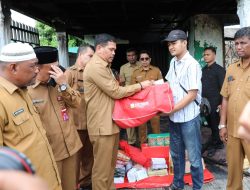 Respon Kebakaran, Pemko Lhoseumawe Serahkan Bantuan Masa Panik