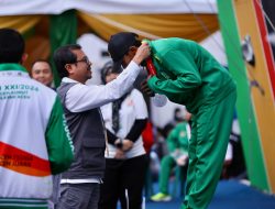 Plh. Sekda Aceh Kalungkan Medali untuk Juara Panjat Tebing PON XXI Aceh-Sumut