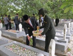 HUT TNI Pj Gubernur Aceh Safrizal Ziarah ke Makam Pahlawan
