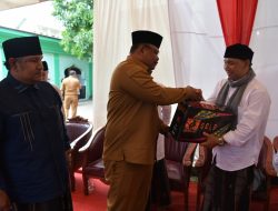 Di Haul Abu Lam Ateuk, Pj Gubernur Safrizal Serahkan Ratusan Sarung & Handuk