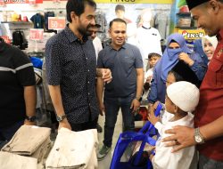 Mualem Boyong 120 Anak Yatim Belanja Baju Lebaran di Suzuya Lhokseumawe
