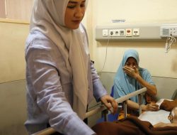 Marlina Muzakir Kunjungi dan Santuni Bocah Penderita Tumor Ganas di RSUDZA