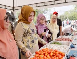 Istri Gubernur Aceh Apresiasi Pasar Tani yang Digelar oleh Distanbun Aceh
