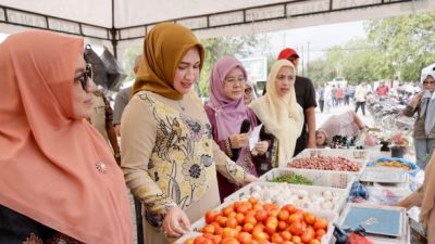 Istri Gubernur Aceh Apresiasi Pasar Tani yang Digelar oleh Distanbun Aceh