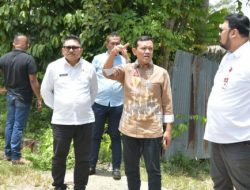 Kunker ke Pidie, Wagub Fadhlullah Tinjau Jalan Gampong dan Serahkan Sajadah ke Masjid