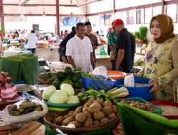 Marlina Muzakir Tinjau Harga Kebutuhan Pokok Menjelang Idul Fitri di Pasar Al-Mahirah