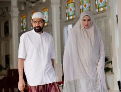 Mualem Salat Iduladha di Masjid Raya Baiturrahman Bersama Istri