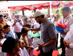 Mualem Santuni 1.000 Anak Yatim di Aceh Barat