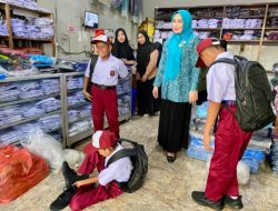 Senyum Siswa SD saat Marlina Ajak Mereka Belanja Seragam Baru