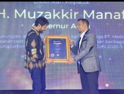 Gubernur Aceh Terima Anugerah Tokoh Peusaboh Nanggroe di The Aceh Post Awards 2025