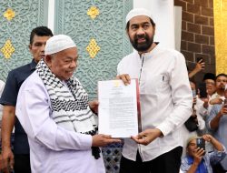 Mualem Kukuhkan Abu Paya Pasi Sebagai Imam Masjid Raya Baiturrahman