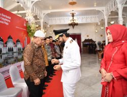 Gubernur Aceh dan Istri Serahkan cendera mata pada Keluarga Pahlawan