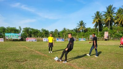 Junaidi SE Buka Turnamen Sepak Bola U-40