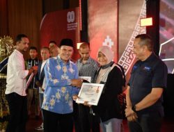 Wagub Serahkan Piagam untuk Wartawan Peliput Proses Damai Aceh