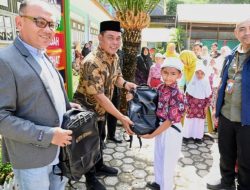 Bupati Aceh Besar dan BRI Salurkan 500 Tas Sekolah untuk Siswa