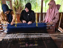Ketua Dekranasda Aceh Besar Kunjungi Sentra Kerajinan Songket dan Souvenir