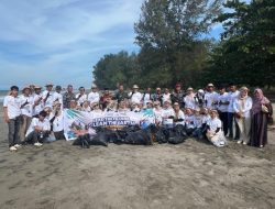 Mahasiswa Penerima Beasiswa Energy untuk Bangsa Gelar Pelatihan Kepemimpinan dan Aksi Bersih Pantai