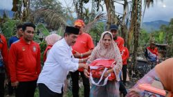 Wakil Bupati Aceh Besar Serahkan Bantuan Masa Panik untuk Korban Kebakaran di Pantee Rawa
