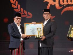 Mualem Raih Penghargaan Kepala Daerah Peduli Pesantren