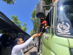 Wagub Sapa Supir Truk Pelat Luar Aceh di Puncak Gurutee, Beri Jajan Makan Siang