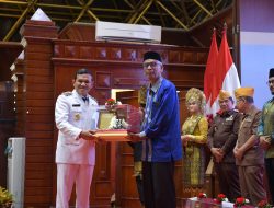 Wagub Fadhlullah Serahkan Bungong Jaroe kepada Keluarga Pahlawan 