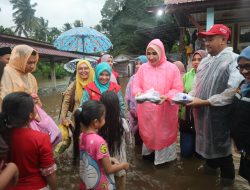 Kunjungi Pengungsi Matang Kareung, Marlilna Muzakir dan Dinsos Aceh Pastikan Bantuan Tepat Sasaran