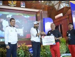 Momen Haru Mualem Kenang Abu Razak, Pada Malam Penganugerahan Atlet Berprestasi
