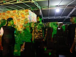 Mualem Pantau Bongkar Muat 120 Ton Bantuan dari KRI di Krueng Geukueh