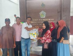 Anggota DPRK Lhokseumawe Salurkan Bantuan via Disperindagkop