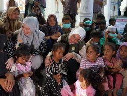 Ketua Dharma Wanita Aceh Salurkan Bantuan Kemanusiaan di Aceh Utara