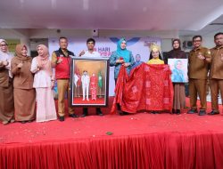 Merekah Wajah Kak Na, Terima Batik Dari Zahra