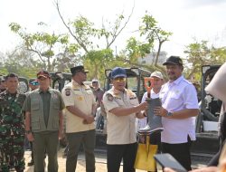 Mendagri Serahkan Bantuan Presiden di Aceh Tamiang