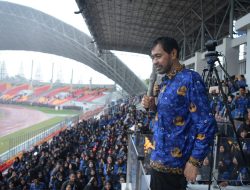 Di Bawah Hujan Deras, Harapan Itu Datang : Mualem Serahkan SK 