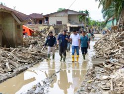 Relawan ASN Bersihkan Fasilitas Pendidikan di Tamiang, Sekda Pantau Langsung ke Lapangan