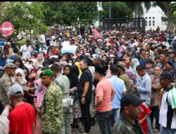 Seribuan Warga Padati Meuligoe Terima THR dari Mualem