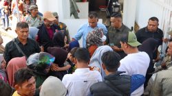 Mualem Bagikan Uang Meugang dari Dana Pribadi