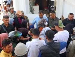Mualem Bagikan Uang Meugang dari Dana Pribadi