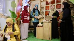 Ketua Dekranasda Aceh Tinjau Stand Aceh di HUT Dekranas ke-46