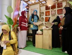 Ketua Dekranasda Aceh Tinjau Stand Aceh di HUT Dekranas ke-46