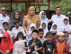 Kak Na Sapa Warga Uning Mas di Huntara Blang Rakal