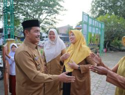 Wakili Bupati, Kasatpol PP dan WH Aceh Besar Suntik Semangat Siswa di Hari Pertama Sekolah