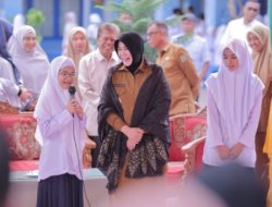 Tinjau MPLS, Illiza : Gerakan Ayah Antar Anak Jadi Bukti Nyata Dukungan Keluarga