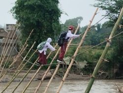 Siswa Seberangi Sungai di Atas Tali, Pemerintah Aceh Desak BNPB 
